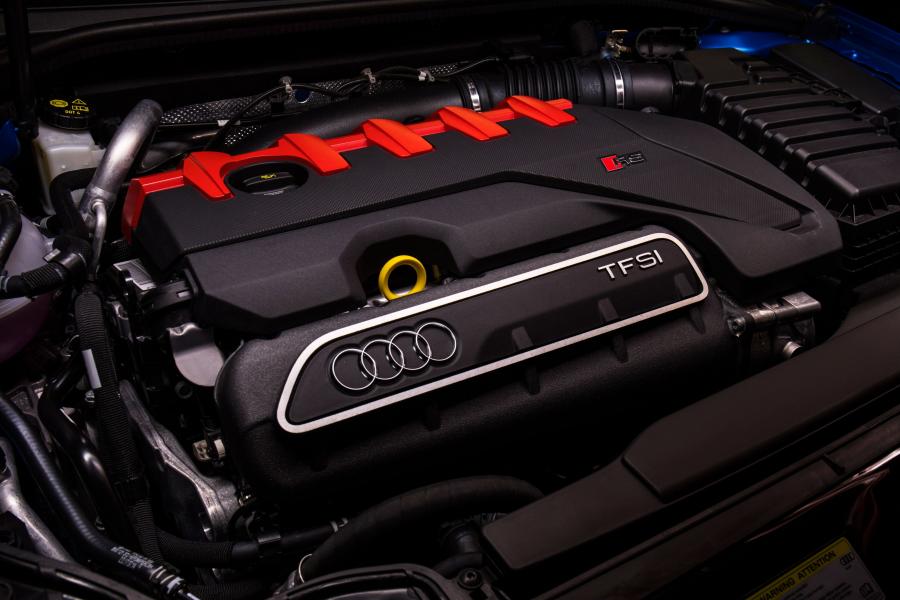 Моторный отсек Audi RS3 Sportback (8V) 2017 года  (AU) (фото 14 из 40)